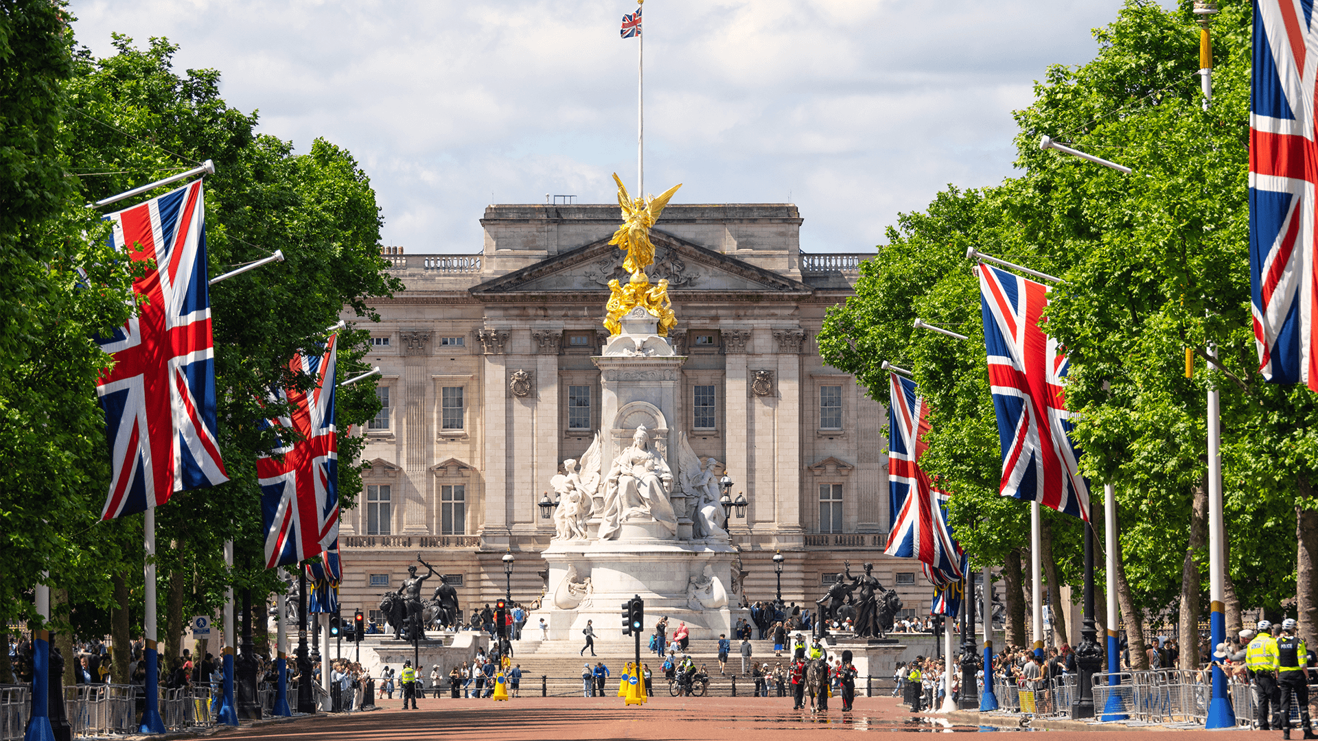 View along the Mall towards Buckingham Palace